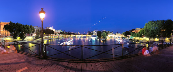 Le Pont des Arts et le lever de lune sur Paris