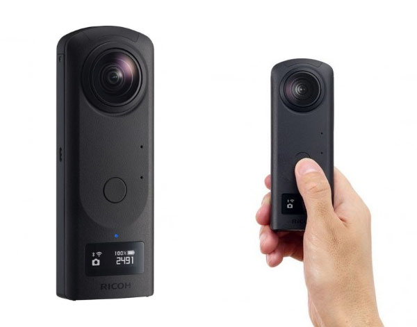 Ricoh Theta Z1 tenu en main